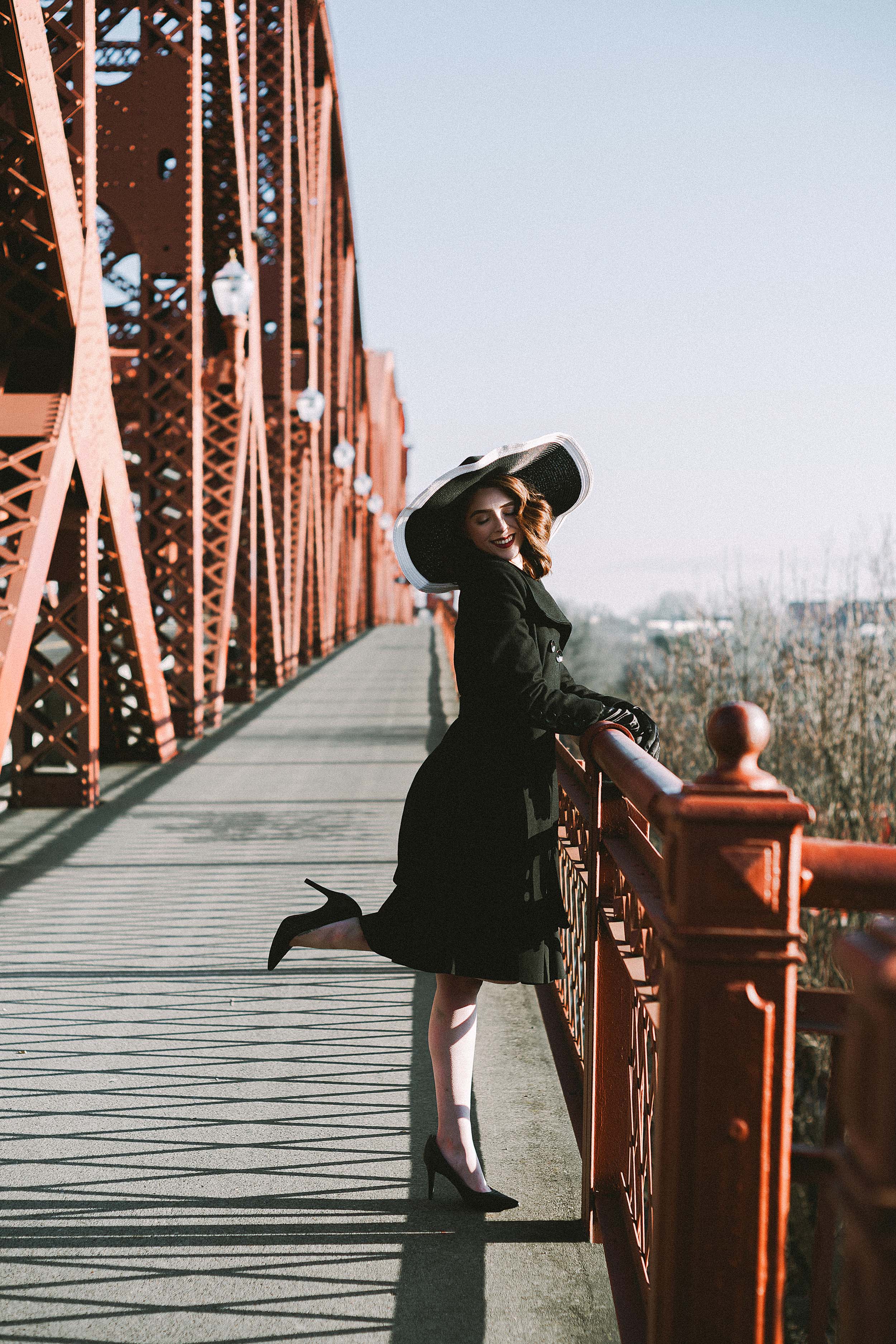 Elegant and Romantic 40s-Inspired Portraits on the Broadway Bridge — photograph 18 of 23